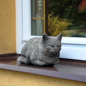 Dekorace kočka spící 31x17x18cm