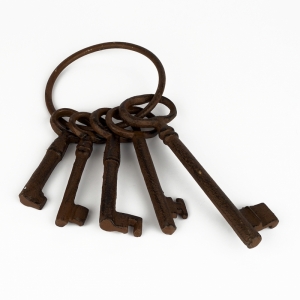 Retro klíče svazek 5 kusů na litinovém kruhu 22cm