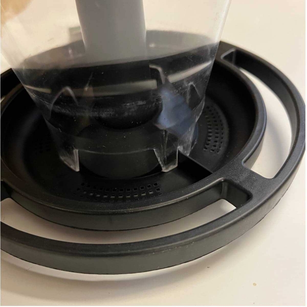 Zahradní krmítko pro ptáky s dávkovačem